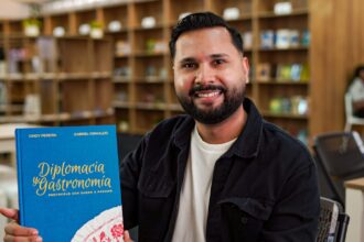 Chef panameño Gabriel Grimaldo destaca la gastronomía como puente cultural en la Feria del Libro