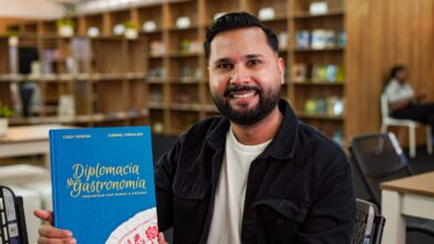 Chef panameño Gabriel Grimaldo destaca la gastronomía como puente cultural en la Feria del Libro