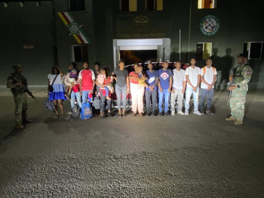 Ejército ocupa jeepeta con 15 haitianos en condición migratoria irregular en Loma de Cabrera