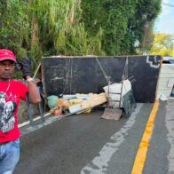 Conductor pierde el control de camión cargado de ropa y termina volcado en Pedregal, Jarabacoa