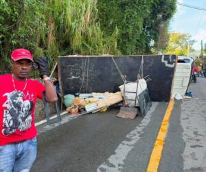 Conductor pierde el control de camión cargado de ropa y termina volcado en Pedregal, Jarabacoa