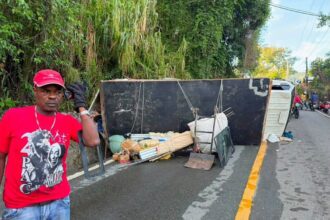 Conductor pierde el control de camión cargado de ropa y termina volcado en Pedregal, Jarabacoa
