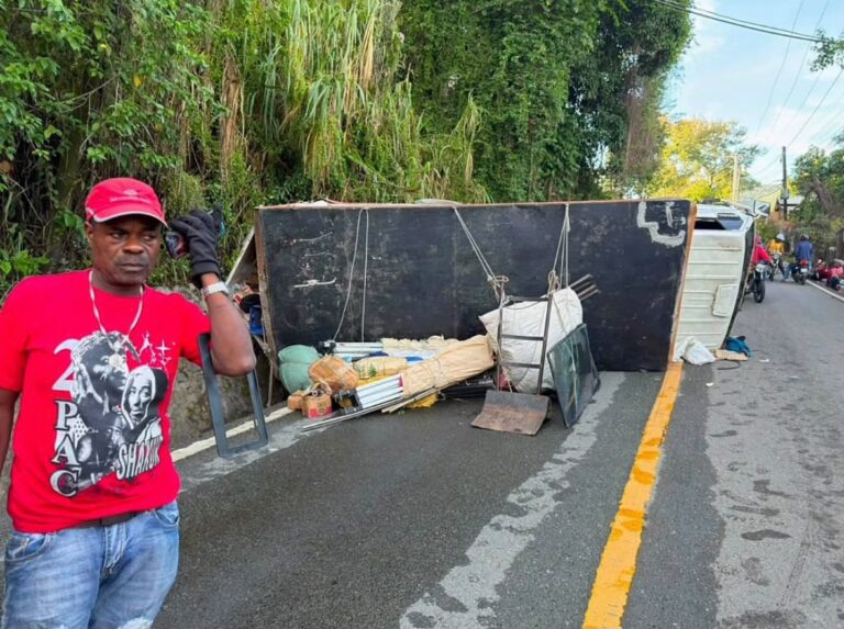Conductor pierde el control de camión cargado de ropa y termina volcado en Pedregal, Jarabacoa