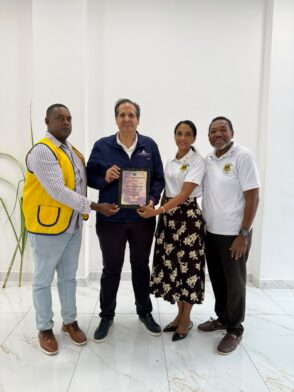 Club de Leones La Romana–Villa Hermosa reconoce al ministro Víctor Atallah por sus aportes a favor de los más necesitados