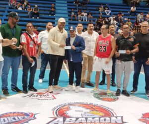 Héctor Acosta aporta RD$500 mil al Baloncesto Superior de Bonao y reafirma respaldo al deporte provincial