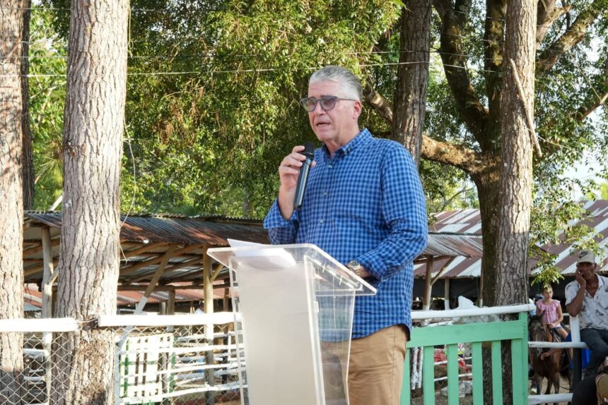 Presidente de la Asociación Dominicana de Productores de Leche (APROLECHE), Eric Rivero.