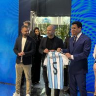 Javier Mascherano entrega camiseta a David Collado durante FIT 2026