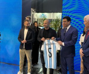 Javier Mascherano entrega camiseta a David Collado durante FIT 2026