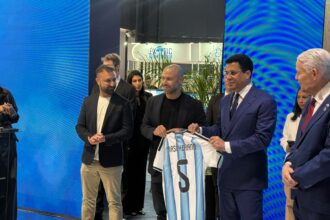 Javier Mascherano entrega camiseta a David Collado durante FIT 2026