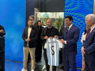 Javier Mascherano entrega camiseta a David Collado durante FIT 2026