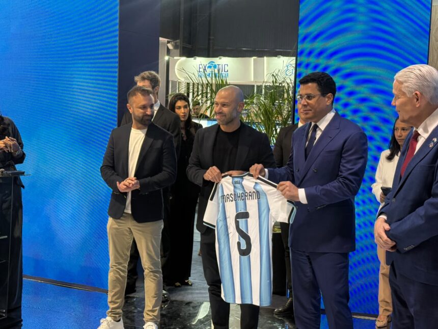Javier Mascherano entrega camiseta a David Collado durante FIT 2026