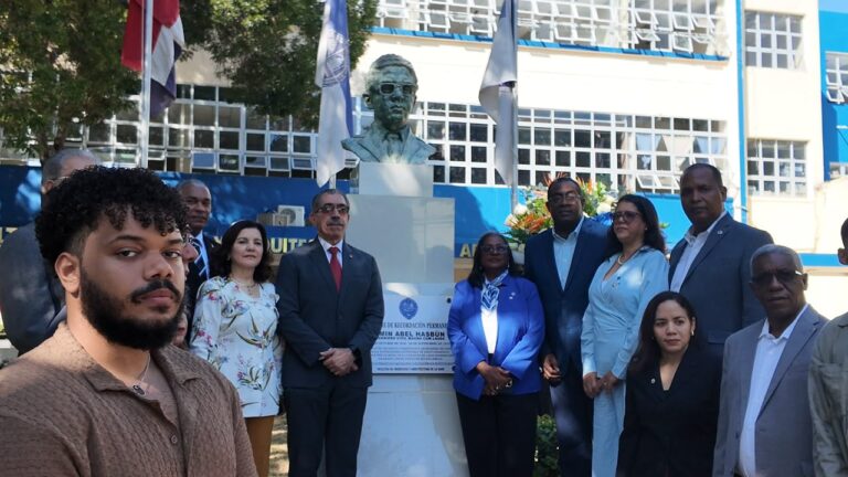 UASD conmemora asesinato de Amín Abel Hasbún con ofrenda floral