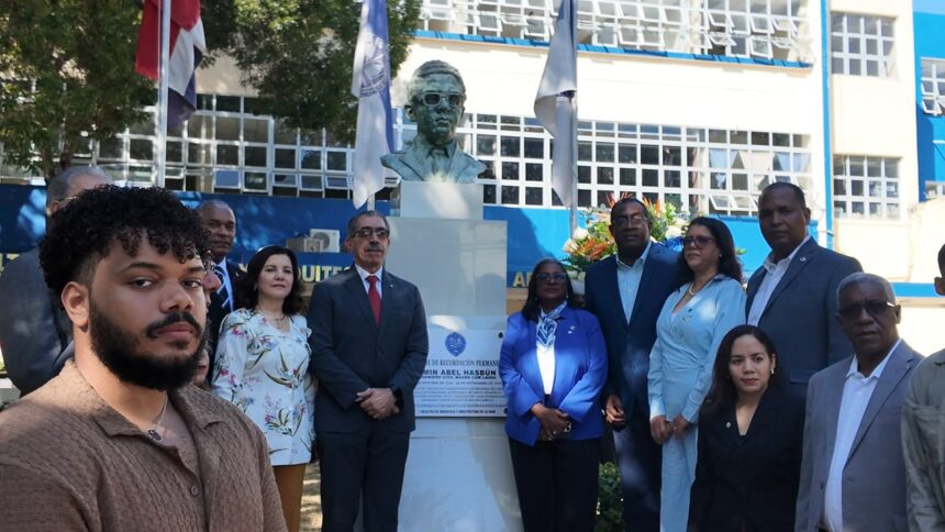 UASD conmemora asesinato de Amín Abel Hasbún con ofrenda floral