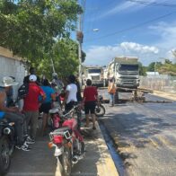 Protestan por colocación de asfalto sobre asfalto en La Vigía-Dajabón dejando de lado las calles que realmente lo necesitan