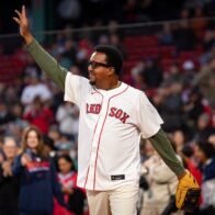 Pedro y Carolina Martínez protagonizan ceremonia por la Herencia Hispana en Fenway Park