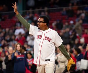 Pedro y Carolina Martínez protagonizan ceremonia por la Herencia Hispana en Fenway Park