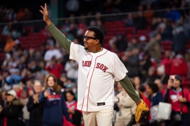 Pedro y Carolina Martínez protagonizan ceremonia por la Herencia Hispana en Fenway Park