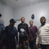 Joven acusado de robo se entrega a la Policía en Santiago Oeste acompañado de sus padres