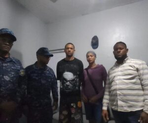 Joven acusado de robo se entrega a la Policía en Santiago Oeste acompañado de sus padres