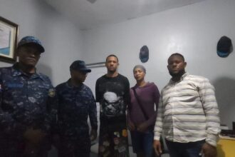 Joven acusado de robo se entrega a la Policía en Santiago Oeste acompañado de sus padres