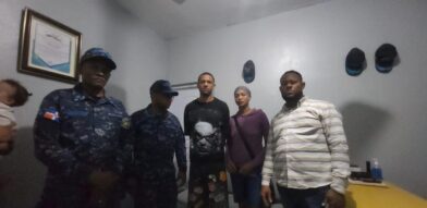 Joven acusado de robo se entrega a la Policía en Santiago Oeste acompañado de sus padres