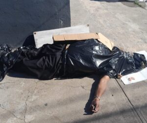 Hombre de unos 70 años muere tras desplomarse en una calle del Ensanche Ozama