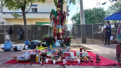 Devotos celebran el Día de San Miguel con fe y tradición en la Zona Colonial