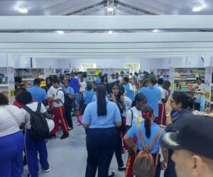 Vendedores y escritores destacan asistencia de jóvenes y movimiento comercial en la Feria del Libro