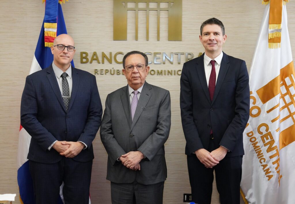 Gobernador del Banco Central sostiene encuentro con misión del Fondo Monetario Internacional
