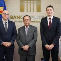Valdez Albizu se reúne con delegación de funcionarios del FMI
