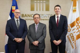 Valdez Albizu se reúne con delegación de funcionarios del FMI