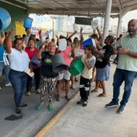 Residentes de Los Alcarrizos denuncian que dejan de comprar comida para adquirir agua potable