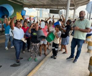 Residentes de Los Alcarrizos denuncian que dejan de comprar comida para adquirir agua potable