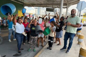 Residentes de Los Alcarrizos denuncian que dejan de comprar comida para adquirir agua potable