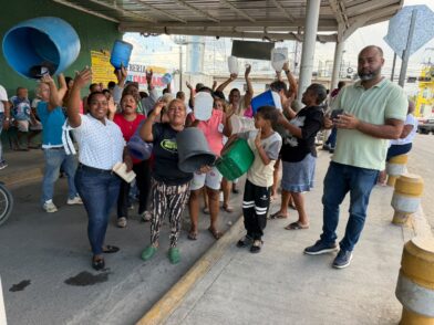 Residentes de Los Alcarrizos denuncian que dejan de comprar comida para adquirir agua potable