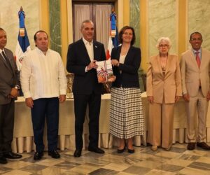 Abinader encabeza acto sobre integridad pública y recibe estudio de la OCDE