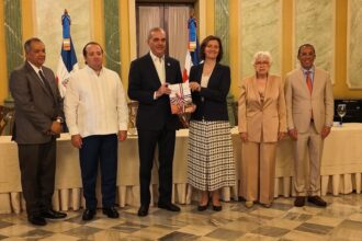 Abinader encabeza acto sobre integridad pública y recibe estudio de la OCDE