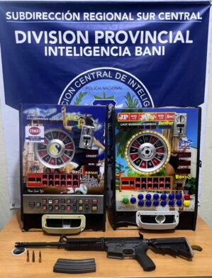 Policía ocupa armas, máquinas tragamonedas y mercancías de presunto contrabando en Baní.