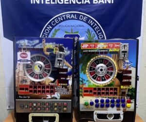 Policía ocupa armas, máquinas tragamonedas y mercancías de presunto contrabando en Baní