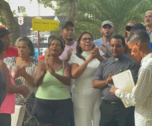 Comunitarios de La Otra Banda reclaman agua, recogida de basura y reparación de calles
