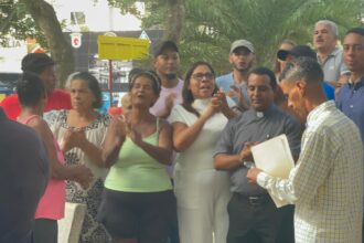 Comunitarios de La Otra Banda reclaman agua, recogida de basura y reparación de calles