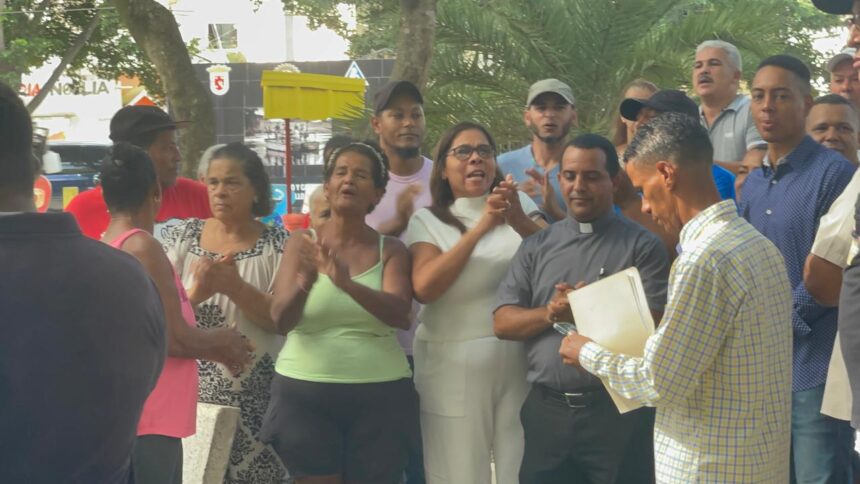 Comunitarios de La Otra Banda reclaman agua, recogida de basura y reparación de calles