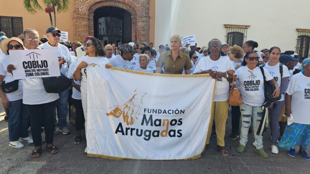 Adultos mayores marchan en la Zona Colonial y piden a Turismo crear centro integral de atención