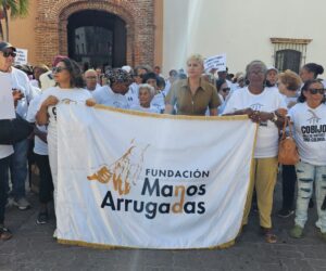 Adultos mayores marchan en la Zona Colonial y piden a Turismo crear centro integral de atención