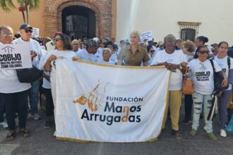 Adultos mayores marchan en la Zona Colonial y piden a Turismo crear centro integral de atención