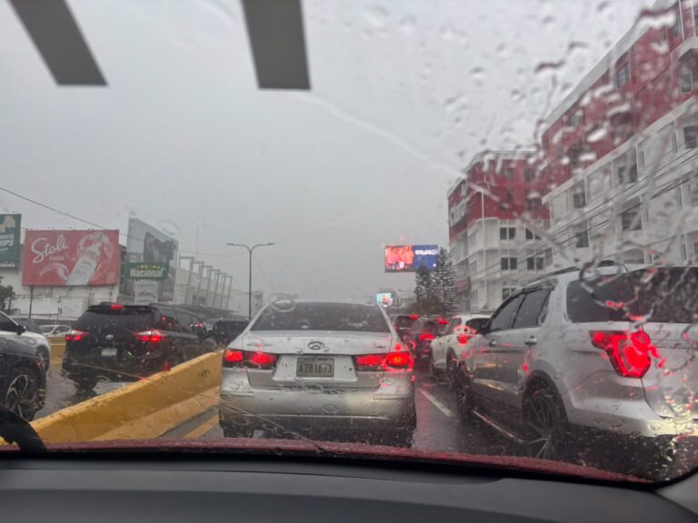 Fuertes tapones se registran en el Distrito Nacional debido lluvias de este miércoles