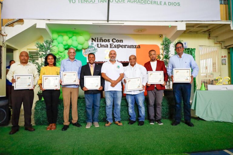 Fundación Niños con una Esperanza reconoce al periodista de De Último Minuto, Inocencio Encarnación