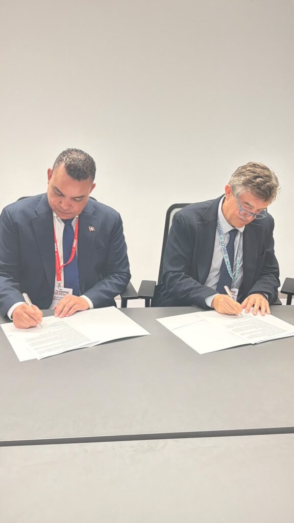 Julio Landrón anuncia convenio para llevar medicina robótica a hospitales públicos antes de 2027