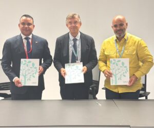 Julio Landrón anuncia convenio para llevar medicina robótica a hospitales públicos antes de 2027