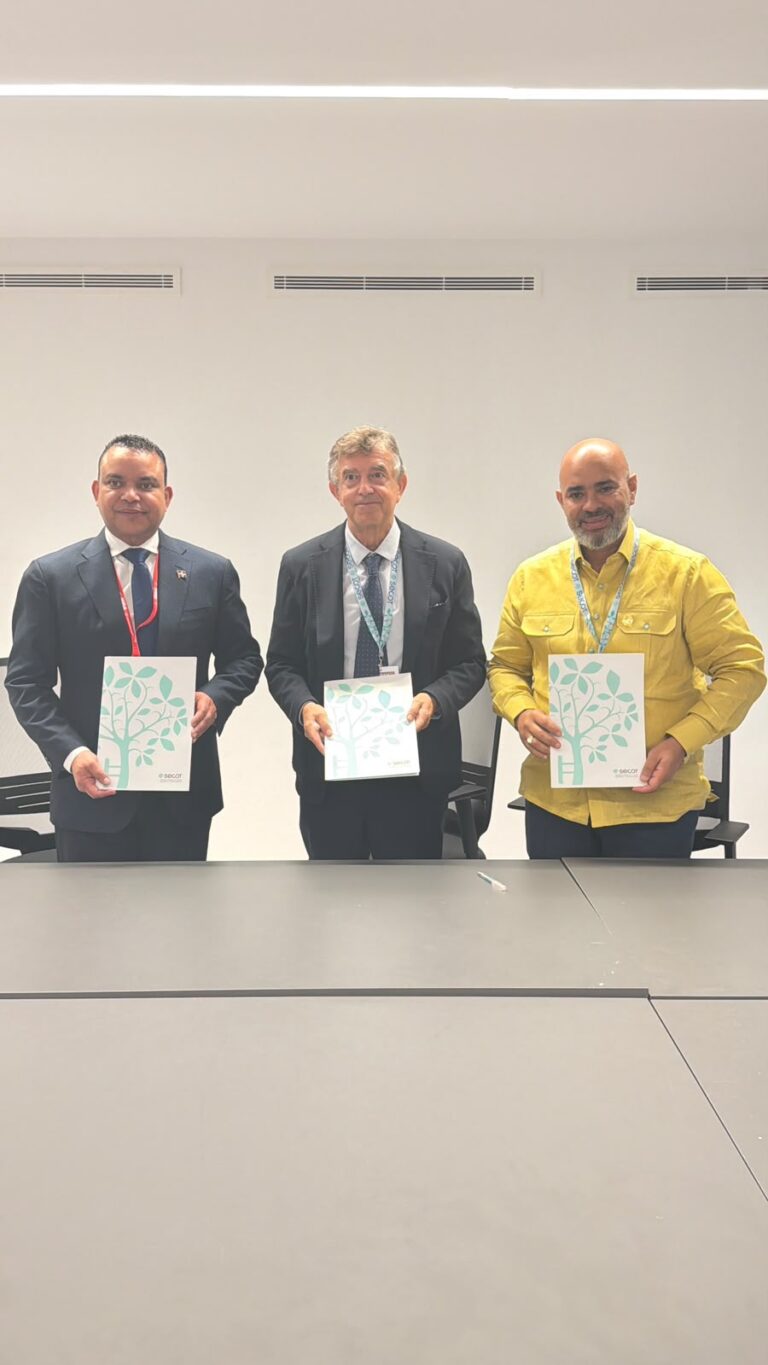 Julio Landrón anuncia convenio para llevar medicina robótica a hospitales públicos antes de 2027